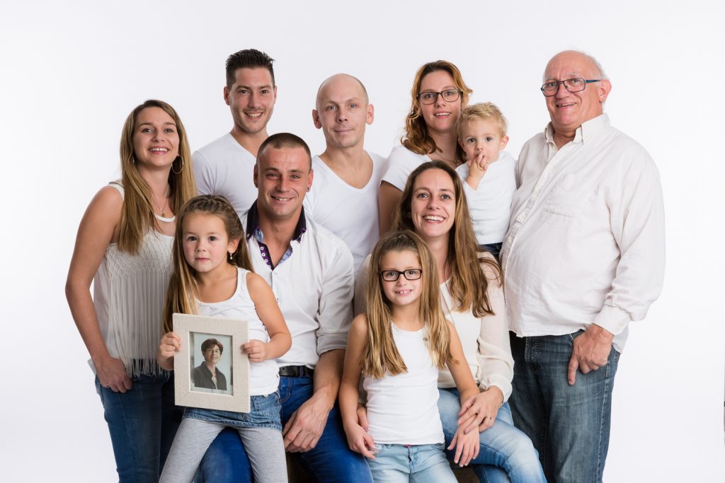 Familie fotoshoot Familie Van de Winkel met witte achtergrond en witte bovenkleding en blauwe jeans
