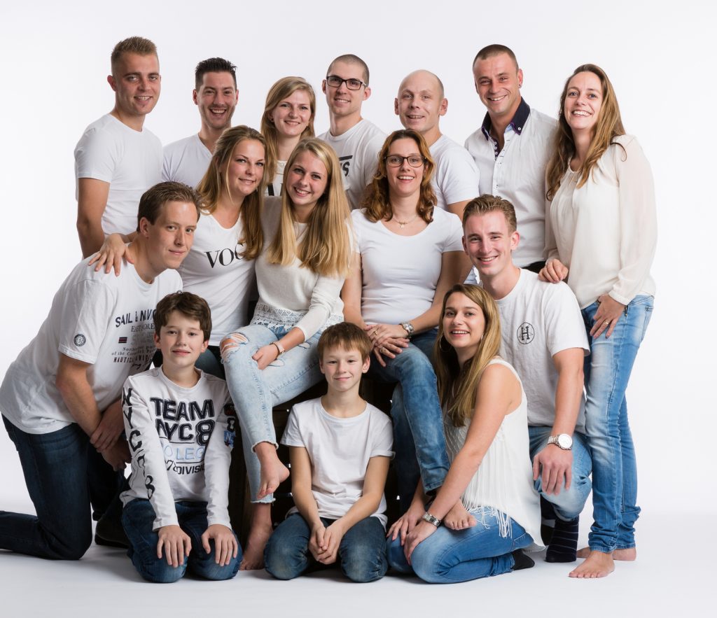 Familie fotoshoot Familie Van de Winkel met witte achtergrond en witte bovenkleding en blauwe jeans