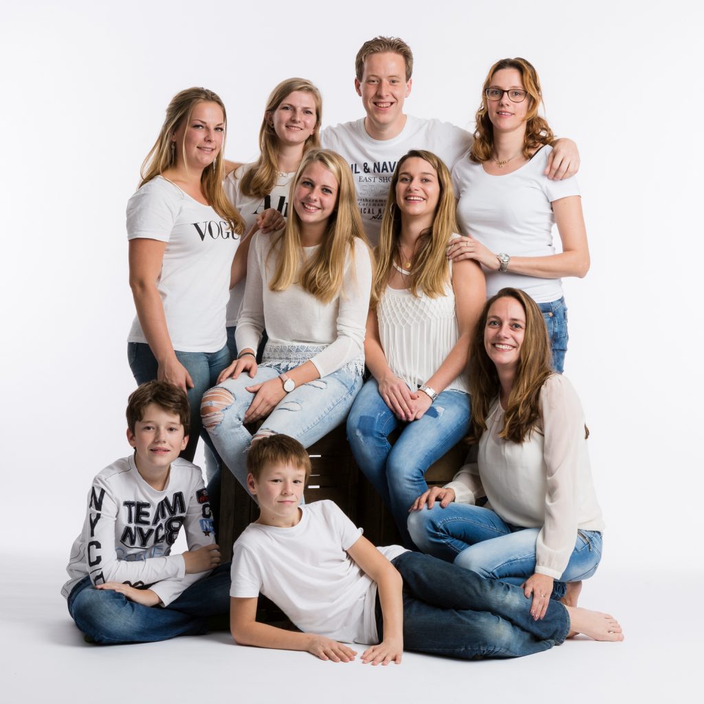 Familie fotoshoot Familie Van de Winkel met witte achtergrond en witte bovenkleding en blauwe jeans