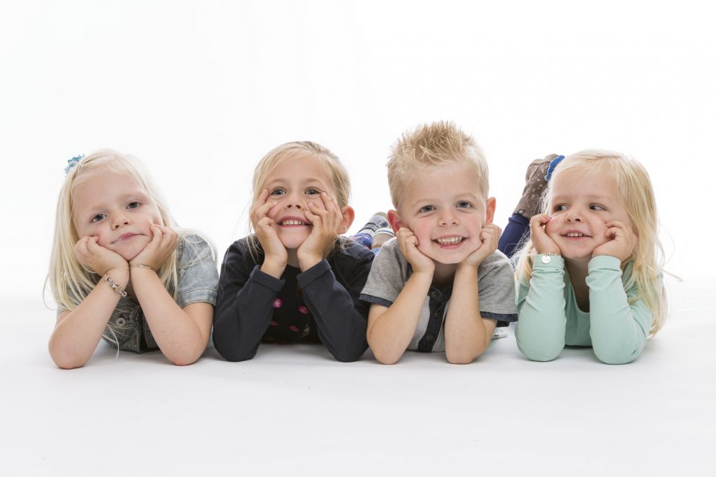 De kinderen van Familie Lipman in de studio met witte achtergrond