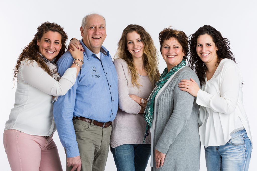 Familie fotoshoot Familie Van Roy met witte achtergrond gemaakt in de studio