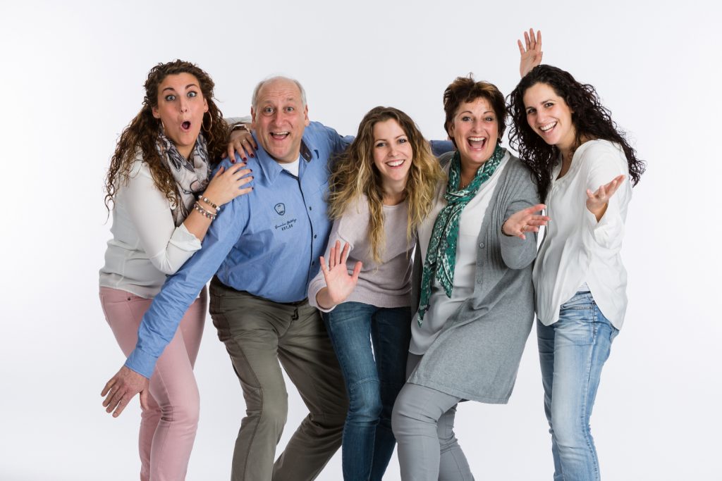 Familie fotoshoot Familie Van Roy met witte achtergrond gemaakt in de studio