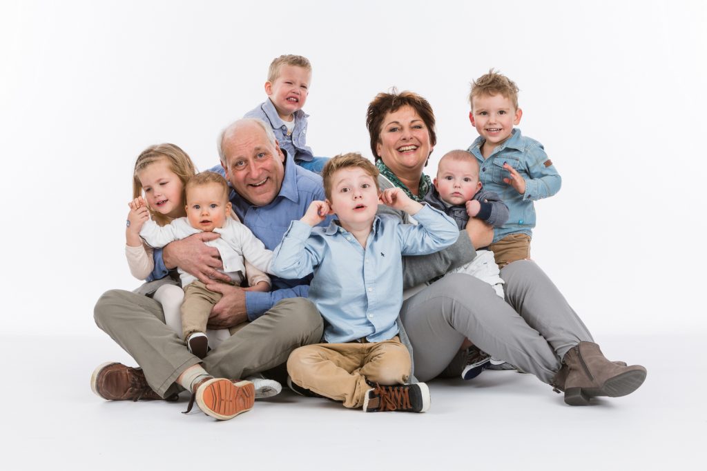 Familie fotoshoot Familie Van Roy met witte achtergrond gemaakt in de studio