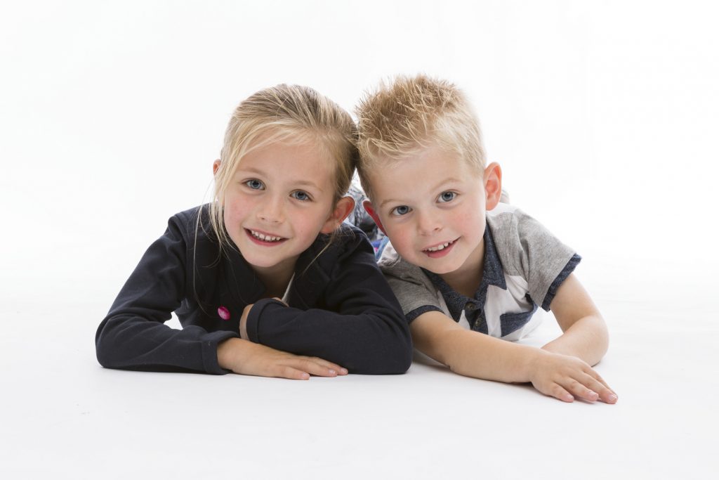 De kinderen van Familie Lipman in de studio met witte achtergrond