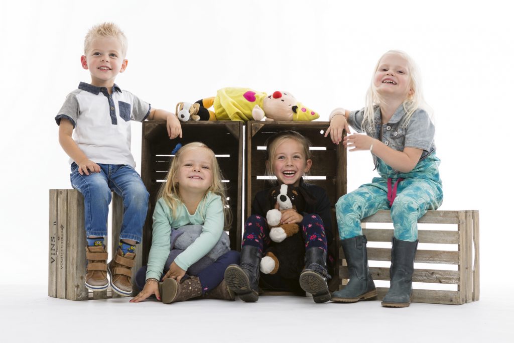 De kinderen van Familie Lipman in de studio met witte achtergrond