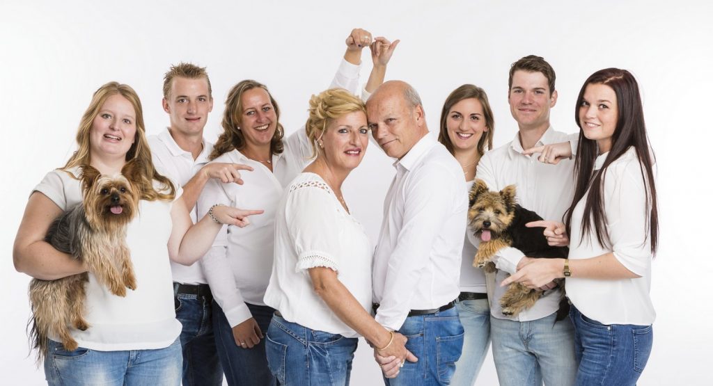 Alle leden van de Familie Jaspers in de studio met een witte achtergrond