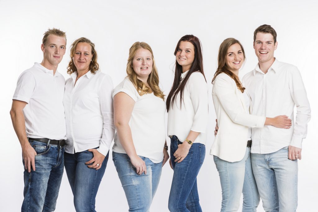 De kinderen van familie Jaspers in de studio met een witte achtergrond