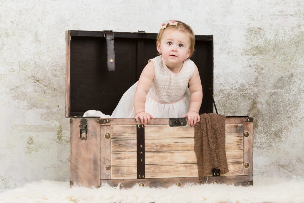 Baby fotoshoot Gianna met witte kleding aan en als prop een kist