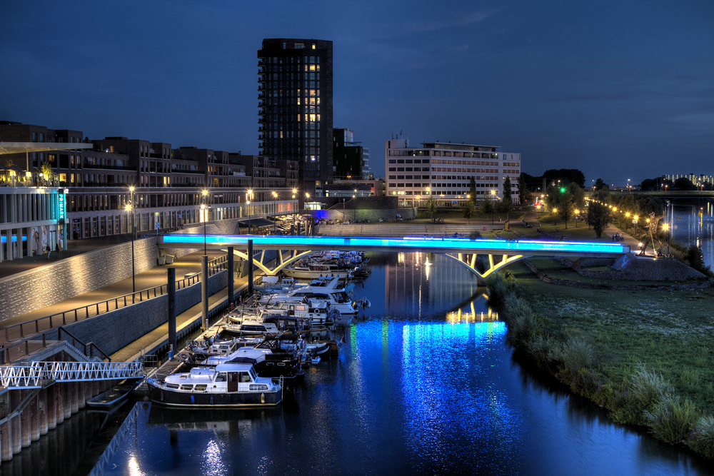 Hoogtefoto Maasboulevard gemaakt met de HDR techniek in de avond tijdens het blauwe uurtje