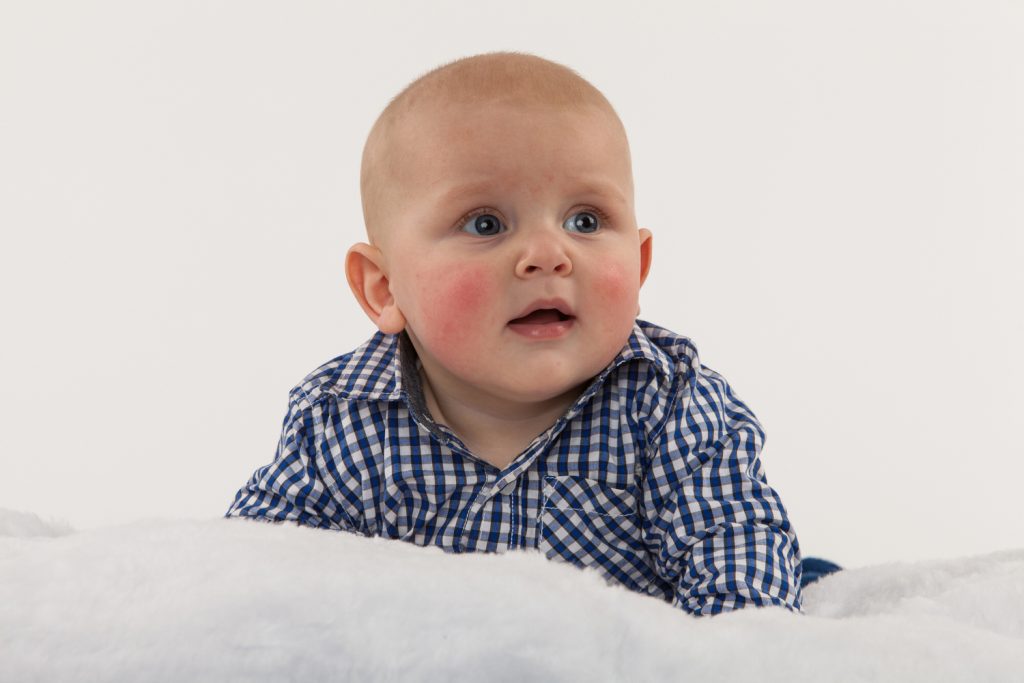 Baby fotoshoot Sevijn op witte deken met blauw wit gehokte blouse aan