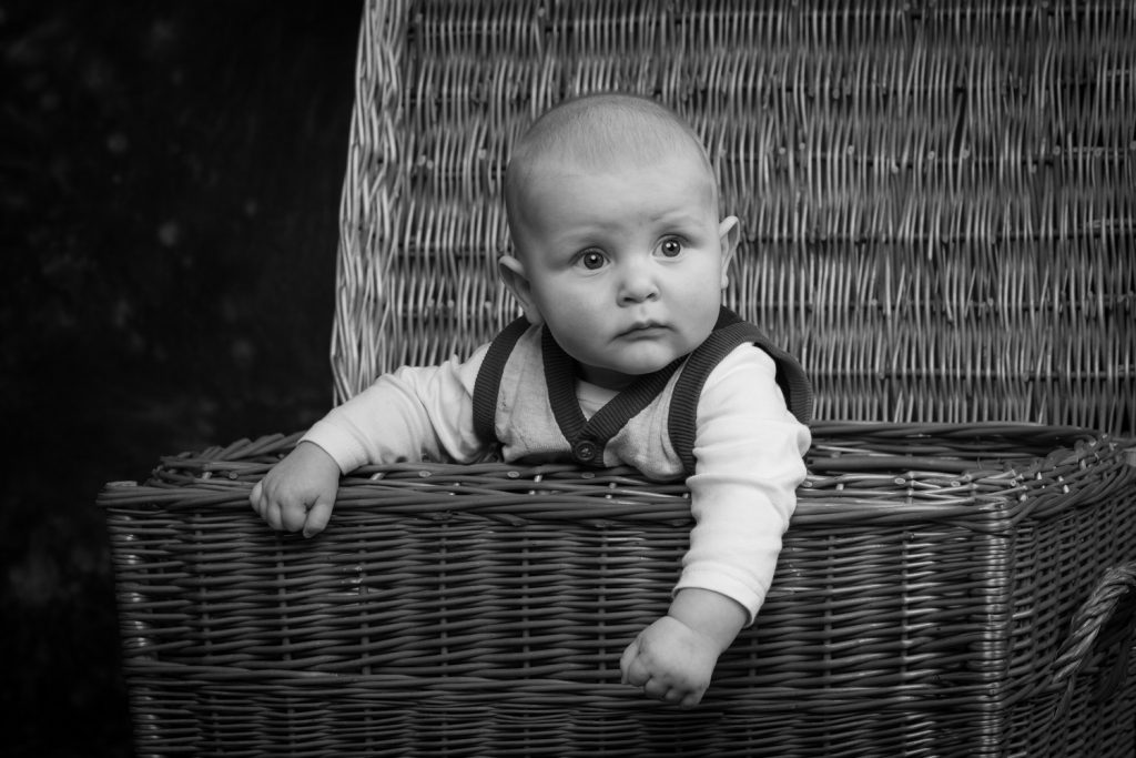 Baby fotoshoot Sevijn in mand in zwart-wit