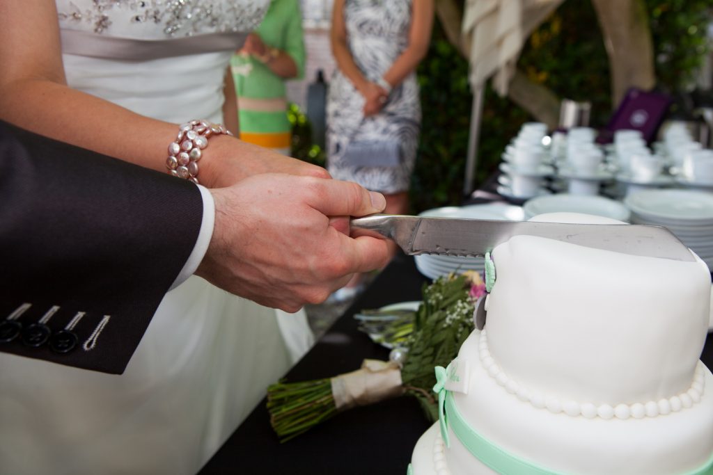 Bruidsreportage William en Valerie aansnijden van de taart bij aanvang van het feest bij Kasteel Groot Buggenum