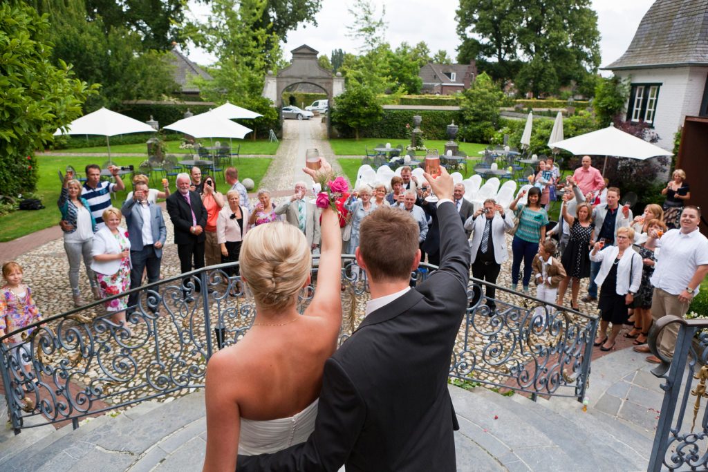 Bruidsfotografie Berry en Saskia tijdens het toast moment bij Kasteel Groot Buggenum