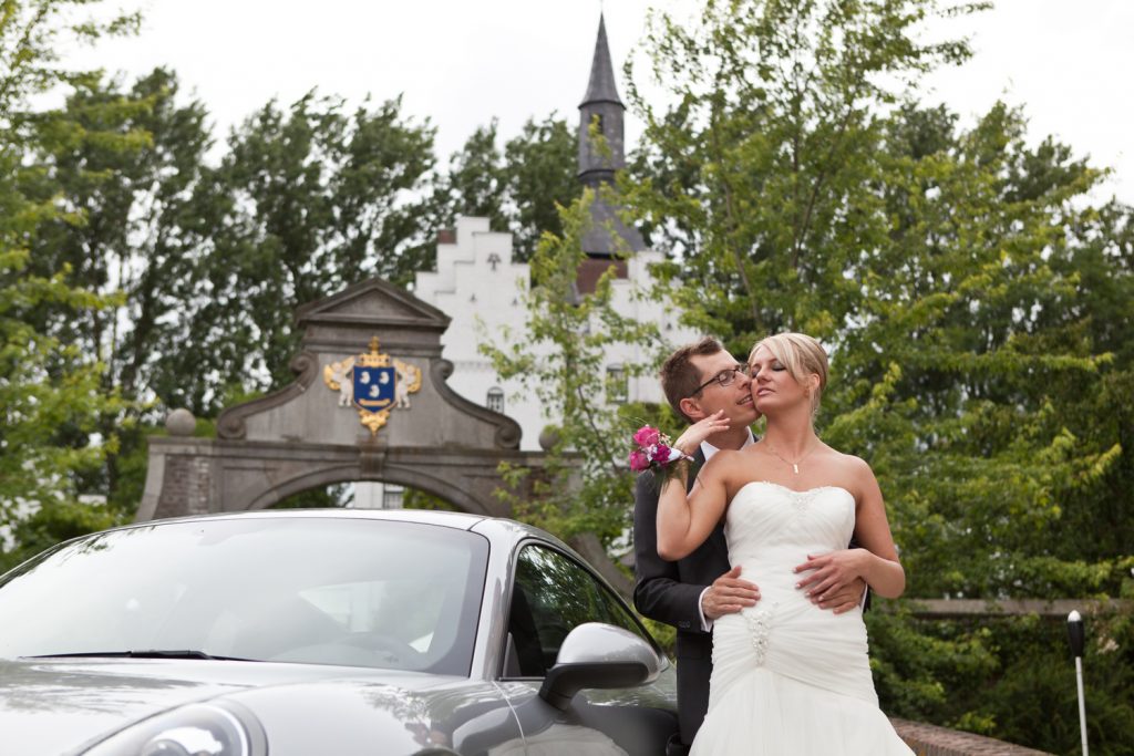 Bruidsfotografie Berry en Saskia bij Kasteel Groot Buggenum met de sportauto