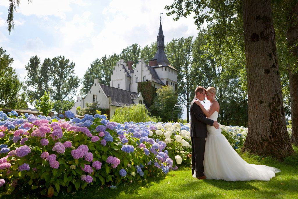 Bruidsfotografie Berry en Saskia in de tuin van Kasteel Groot Buggenum