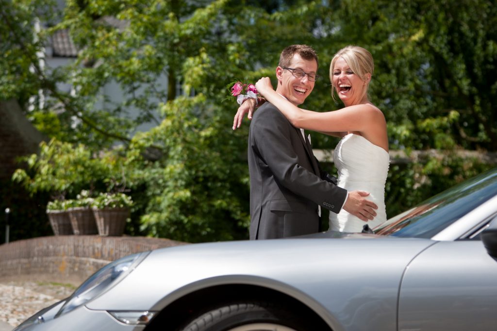 Bruidsfotografie Berry en Saskia bij Kasteel Groot Buggenum met de sportauto