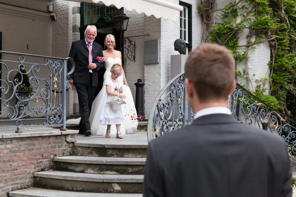 Bruidsfotografie Berry en Saskia bij de start van de ceremonie bij Kasteel Groot Buggenum