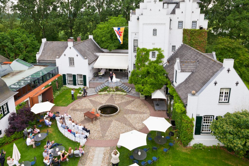 Hoogtefoto van het plein van Kasteel Groot Buggenum tijdens de ceremonie