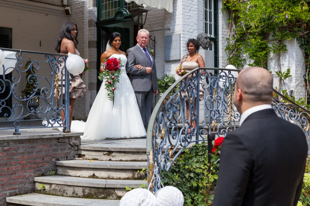 Bruidsreportage Ali en Tamara start van de ceremonie kasteel groot buggenum