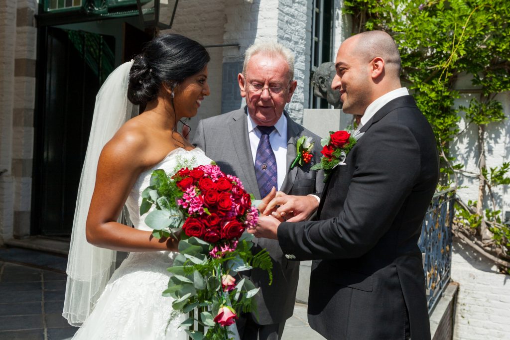 Bruidsreportage Ali en Tamara start ceremonie weggeven bruid bij Kasteel Groot Buggenum