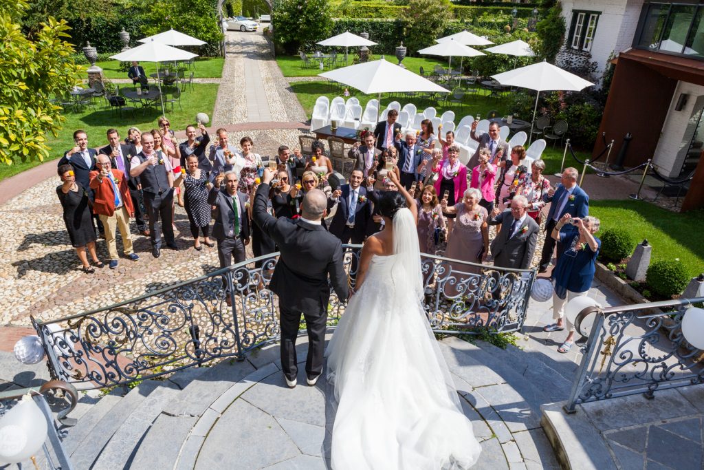 Bruidsreportage Ali en Tamara toast uitbrengen na ceremonie Kasteel Groot Buggenum