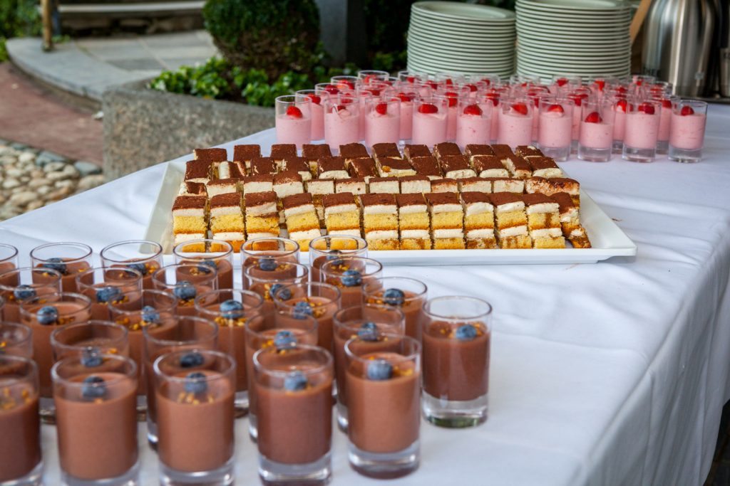 Bruidsreportage Ali en Tamara desserts bij buffet Kasteel Groot Buggenum