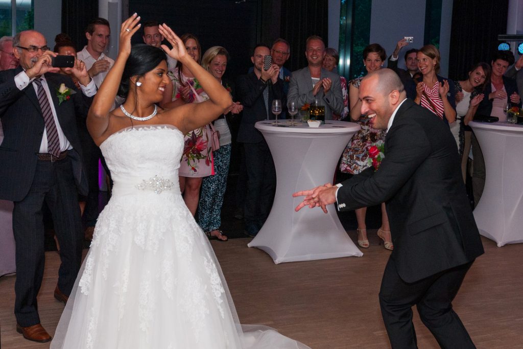 Bruidsreportage Ali en Tamara openingsdans feestavond Kasteel Groot Buggenum