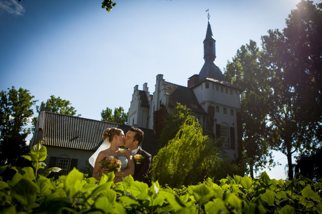 Bruidsreportage William en Valerie in de tuin van Kasteel Groot Buggenum