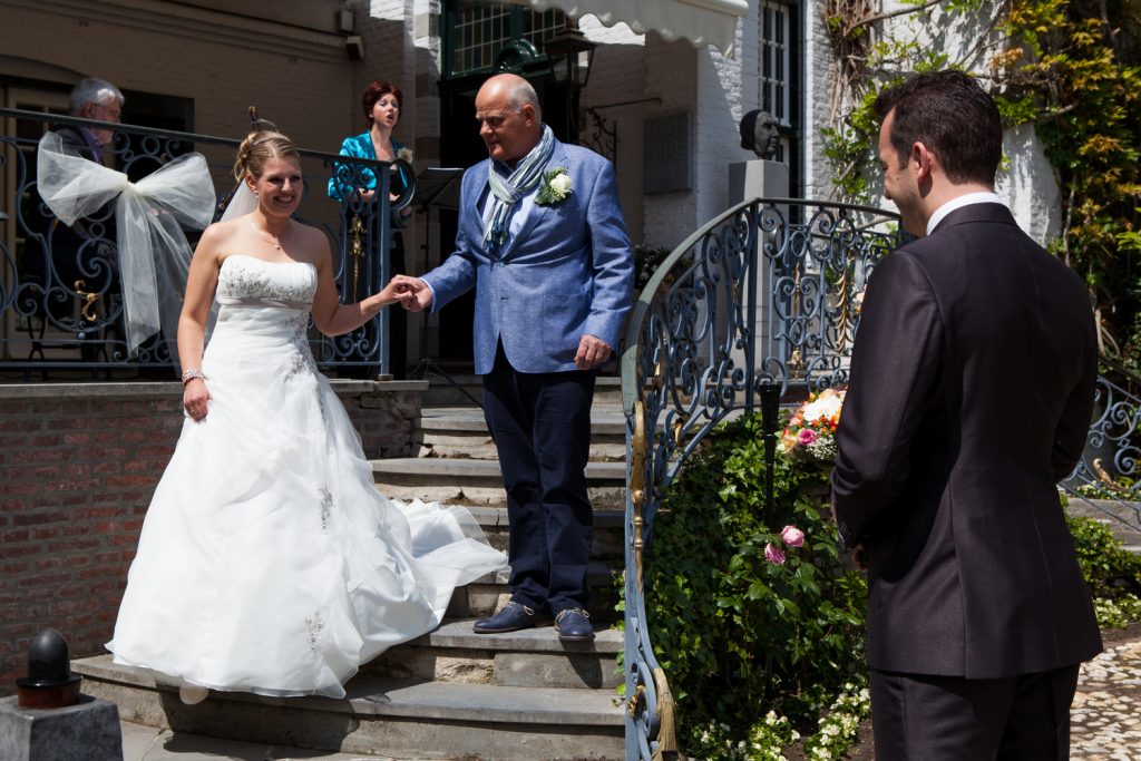 Bruidsreportage William en Valerie start ceremonie bruid weggeven Kasteel Groot Buggenum