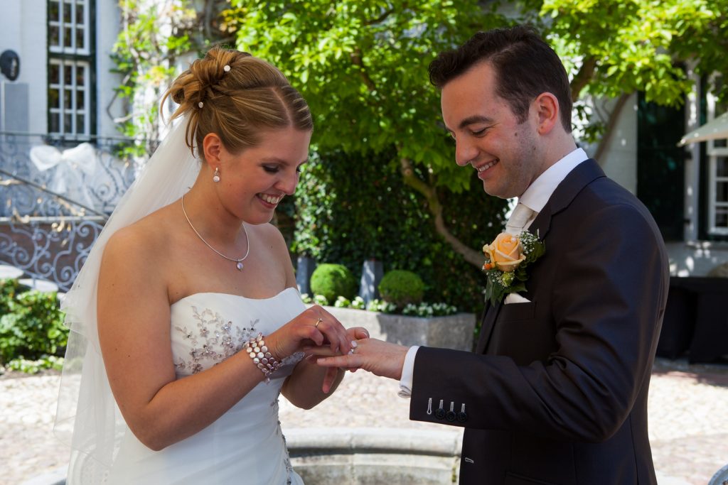 Bruidsreportage William en Valerie ringen uitwisselen ceremonie Kasteel Groot Buggenum