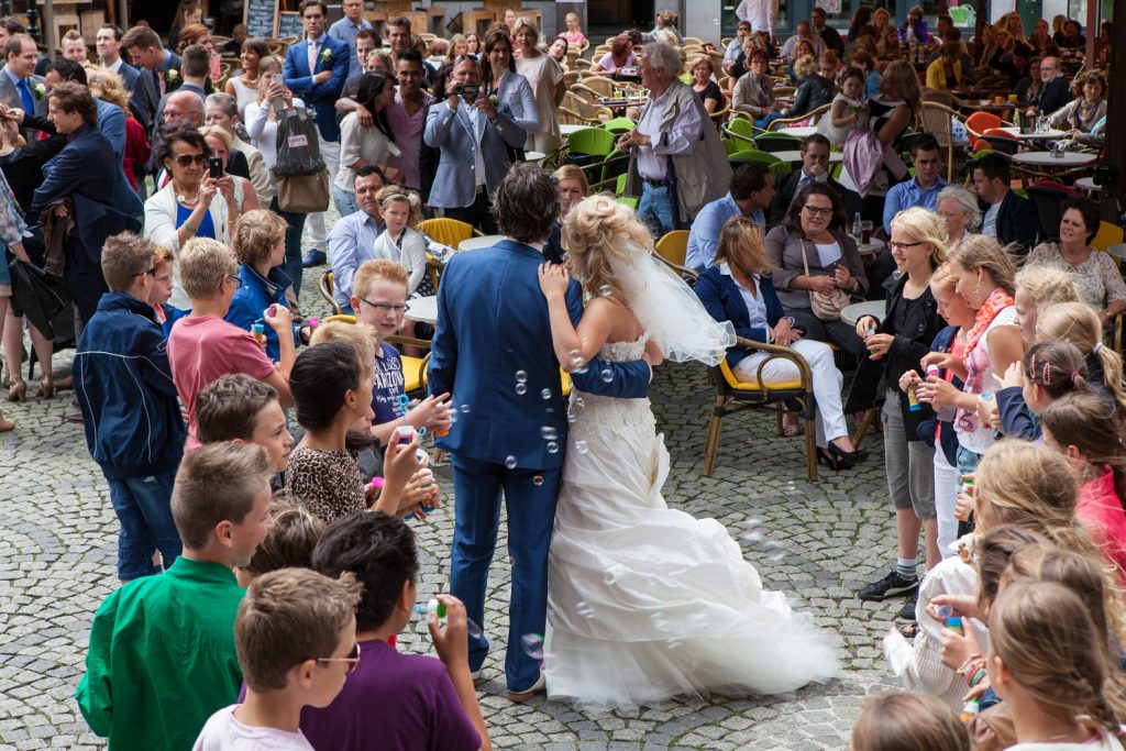 Bruidsreportage Willem en Robin na de ceremonie op het stadhuisplein