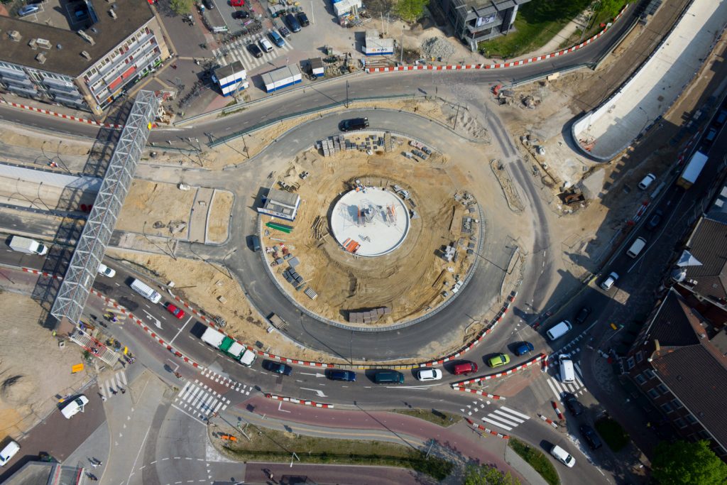 Luchtfoto rotonde in aanbouw