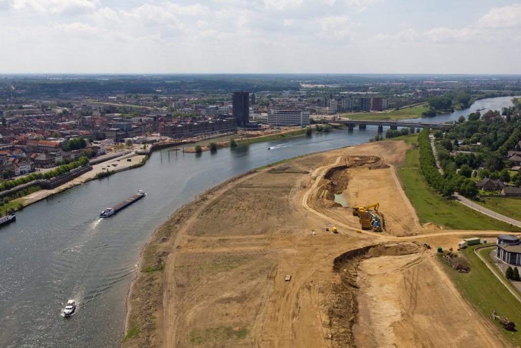 Luchtfoto skyline Venlo tijdens de aanleg van het natuurgebied bij Blerick