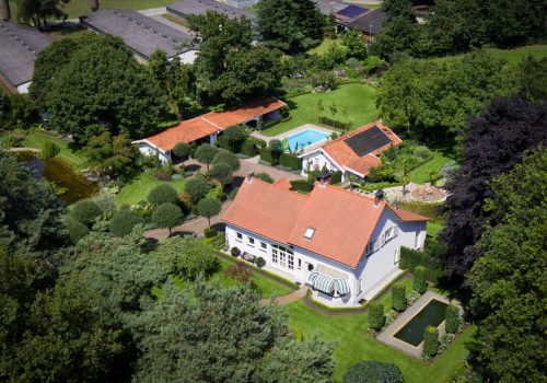 Luchtfoto huis voor de Makelaardij