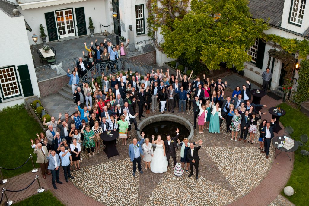 Bruidsreportage William en Valerie hoogtefoto bruiloftsgezelschap