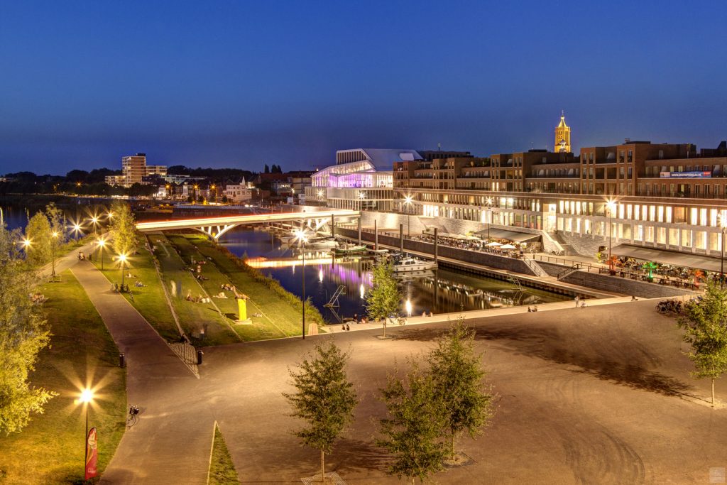 Hoogtefoto Maasboulevard gemaakt met de HDR techniek in de avond tijdens het blauwe uurtje