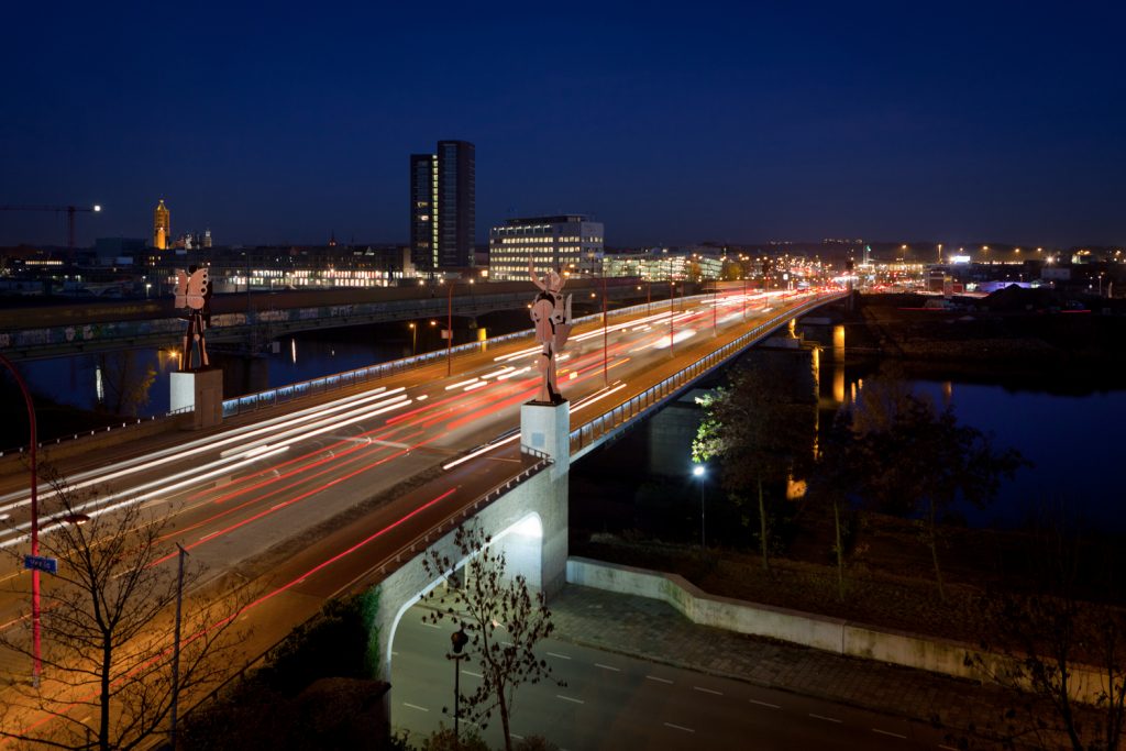 Hoogtefoto Maasbrug gemaakt in de avond tijdens het blauwe uurtje met de HDR techniek