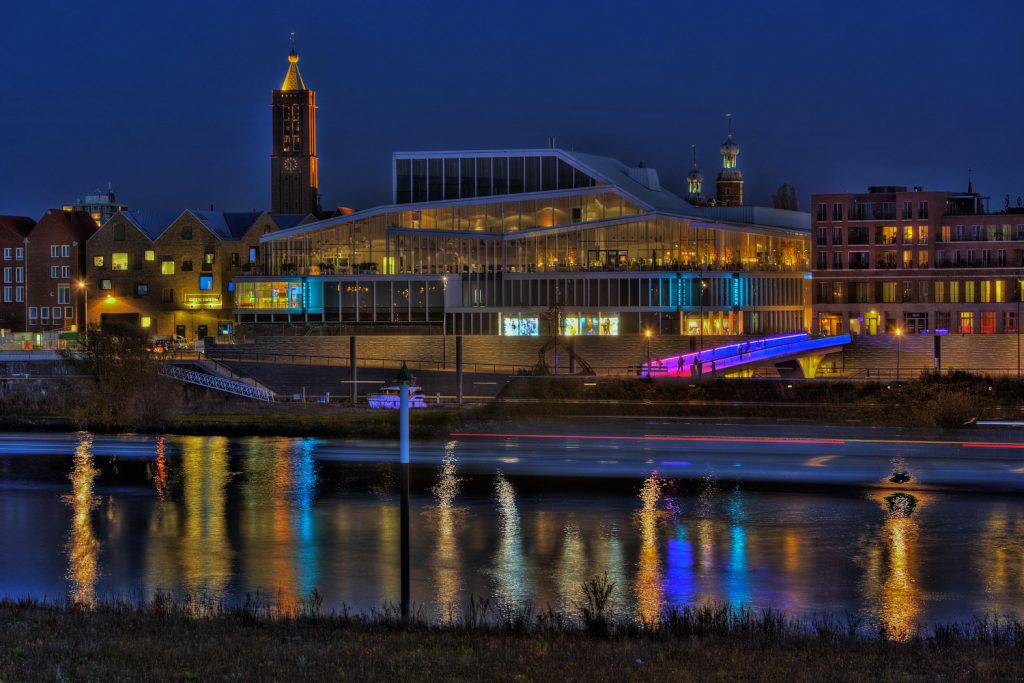 Hoogtefoto Theater De Maaspoort gemaakt met de HDR techniek in de avond tijdens het blauwe uurtje