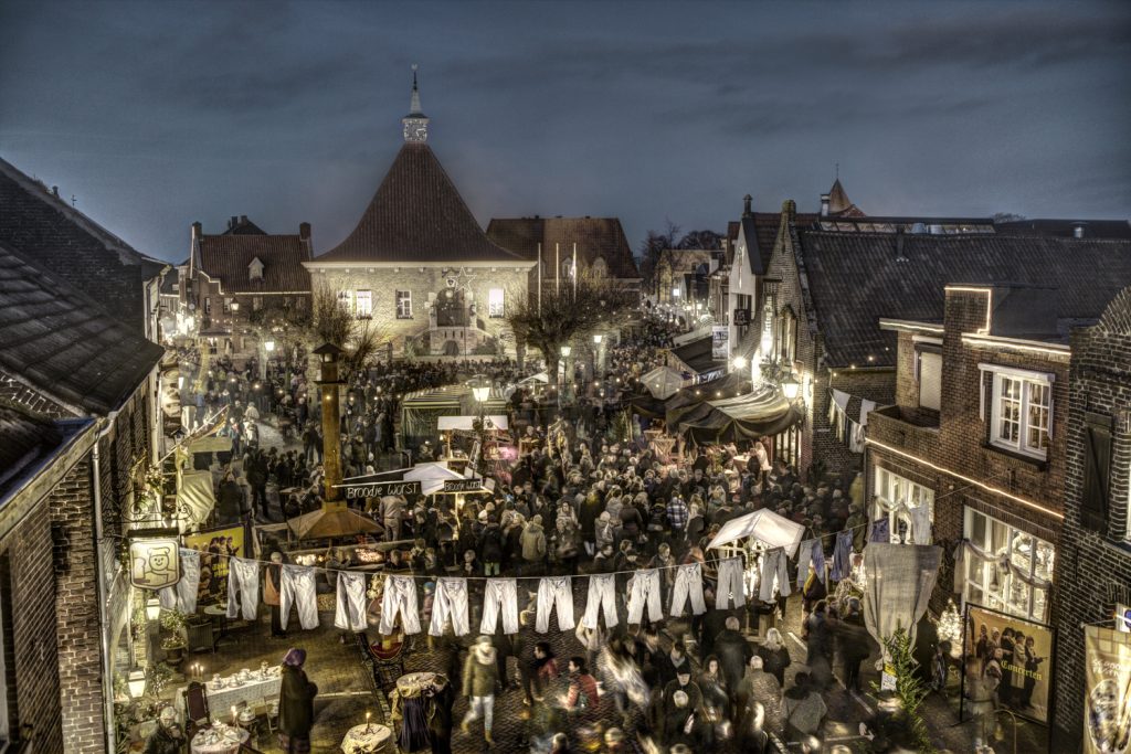 Hoogtefoto Scrooge Festival genomen in de avond tijdens het blauwe uurtje met gebruik van de HDR techniek