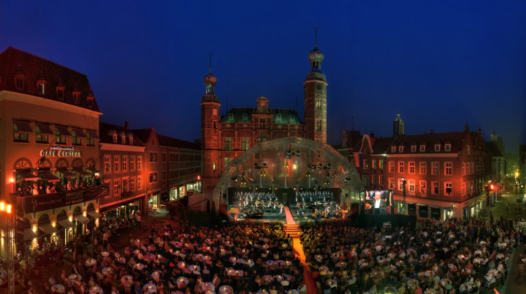 Hoogtefoto panorama Viva Classic Live genomen in de avond