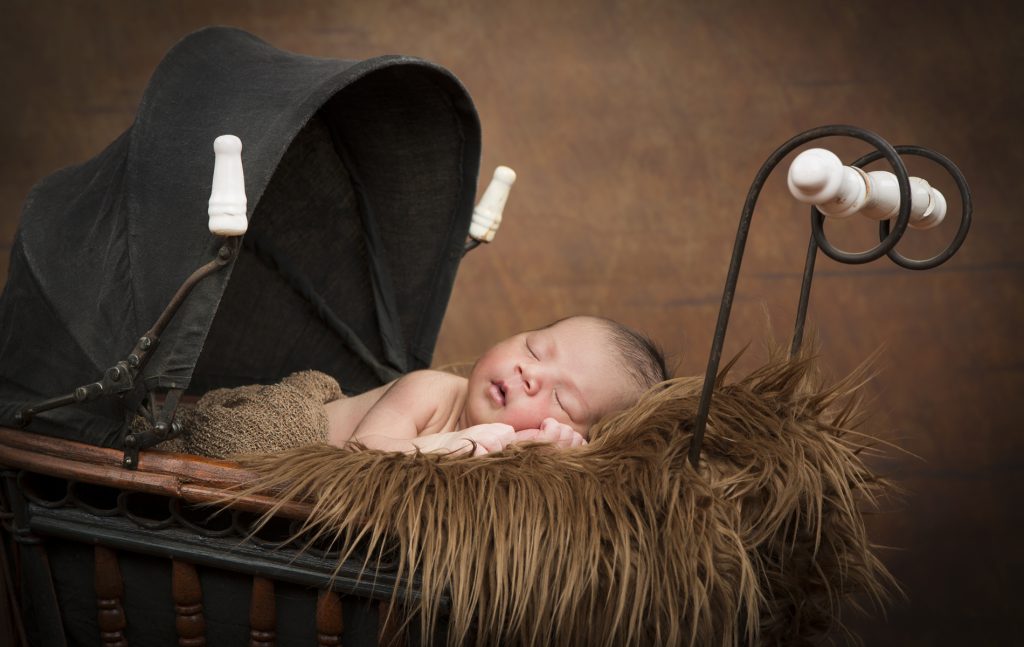 Newborn shoot baby Rumi in antieke poppenwagen met bruin kleedje